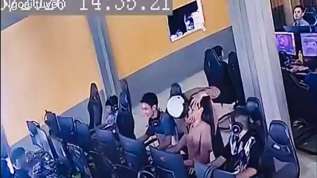 越南老太沖進網吧打孫子 結果認錯人。VHien@X