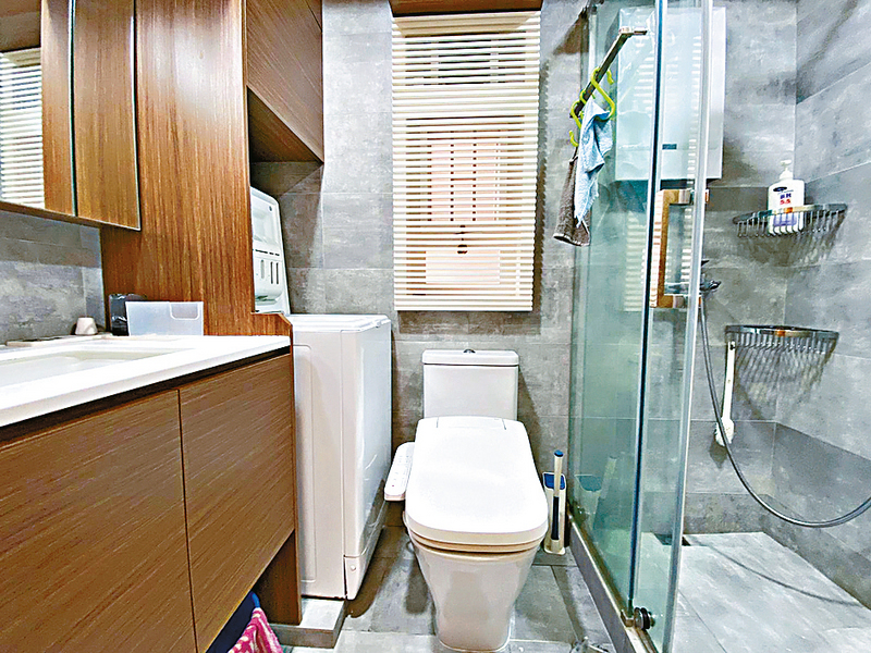 ■浴室設有淋浴間，方便打理。