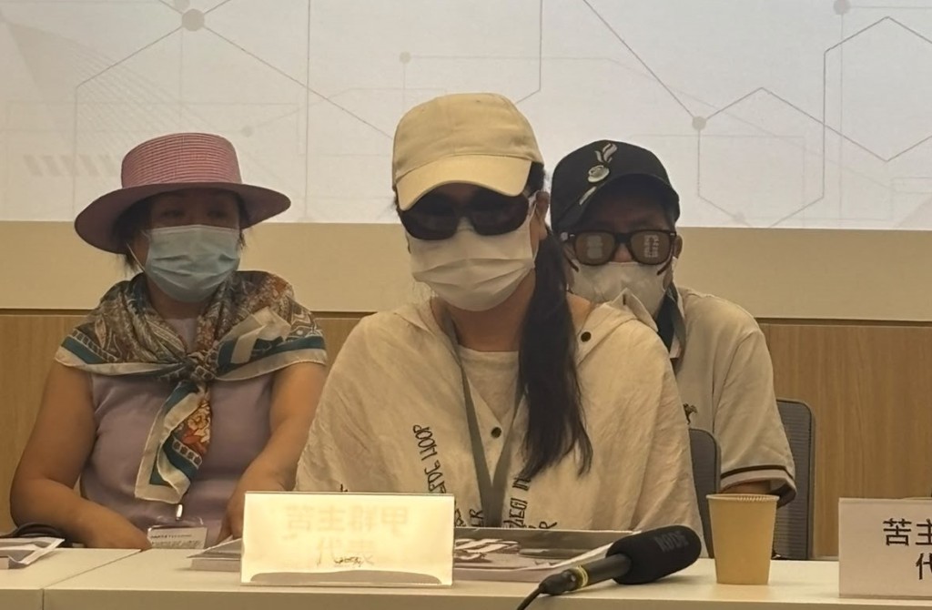 苦主群甲代表A小姐的團隊約有700人,當中約50人投資,損失合共約1,400萬港元。 苦主群甲代表A小姐的團隊約有700人,當中約50人投資,損失合共約1,400萬港元。