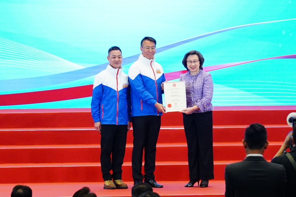 公務員事務局局長楊何蓓茵今日（12日）在政總頒發嘉許狀。