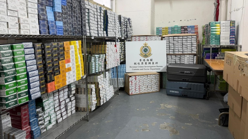 海關破葵涌工廈私煙及另類煙倉庫 拘無業男檢330萬元貨。海關圖片