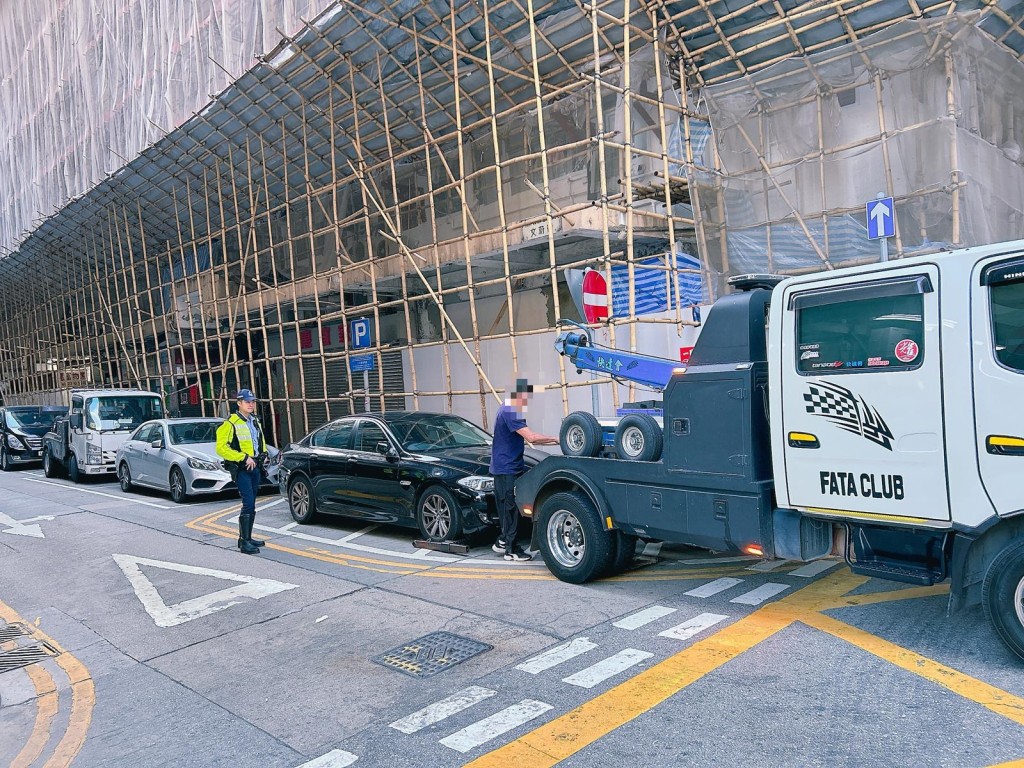 警方油尖區打擊違泊發642張告票,拖走8輛對交通造成嚴重阻塞的車輛。警方圖片 警方油尖區打擊違泊發642張告票,拖走8輛對交通造成嚴重阻塞的車輛。警方圖片