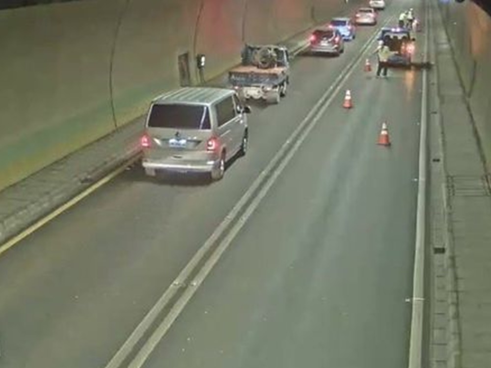 交通警員一度拉起雪糕筒試圖圍捕。網圖