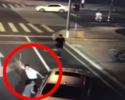 于海明拾起長刀，向劉海龍還擊將其殺害。網圖