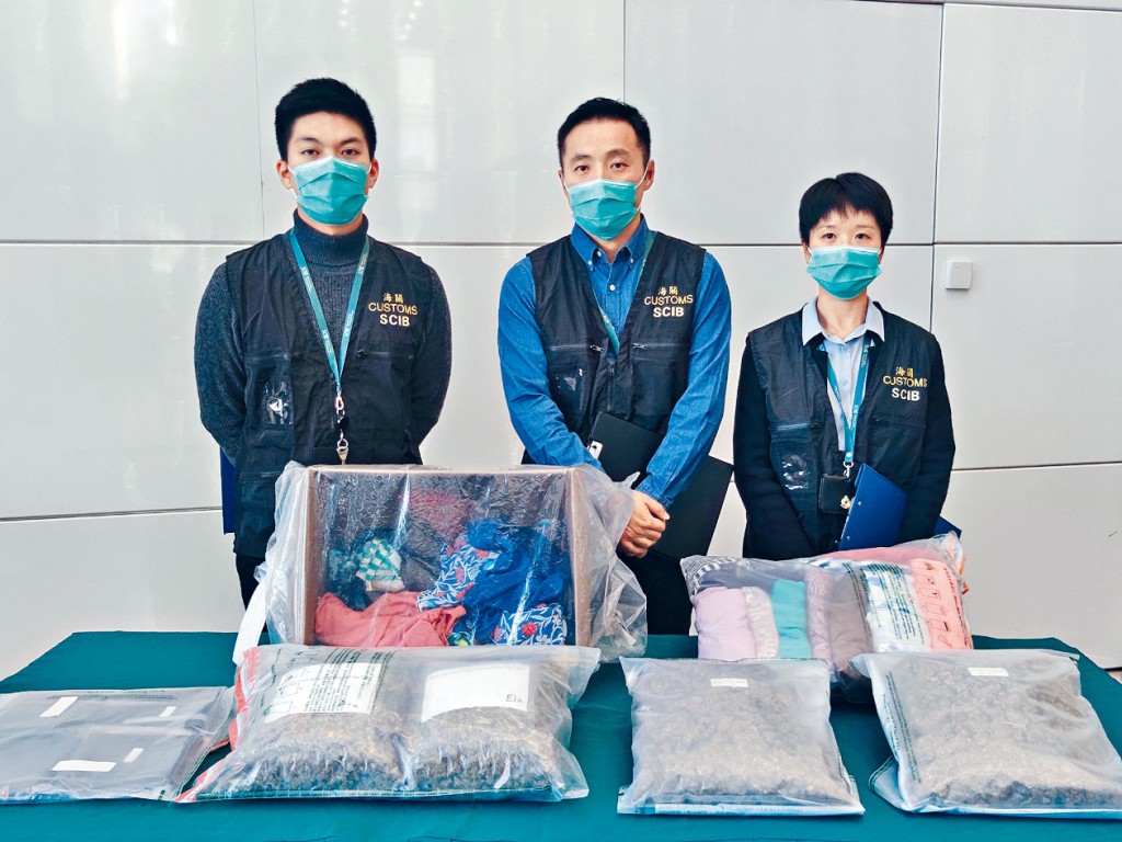 海關展示檢獲毒郵包及懷疑大麻花等證物。