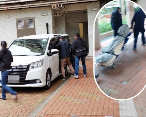探員檢走證物。小圖為仵工移走死者遺體。