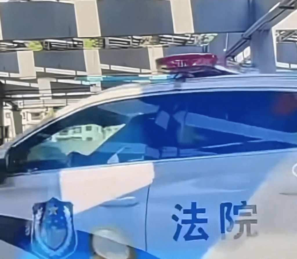 車身有警察徽章及法院字樣。