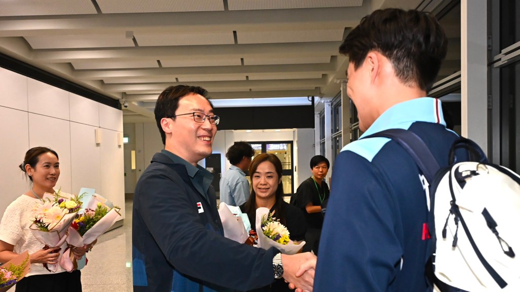 部分港隊運動員返港，體育專員蔡健斌到機場迎接。