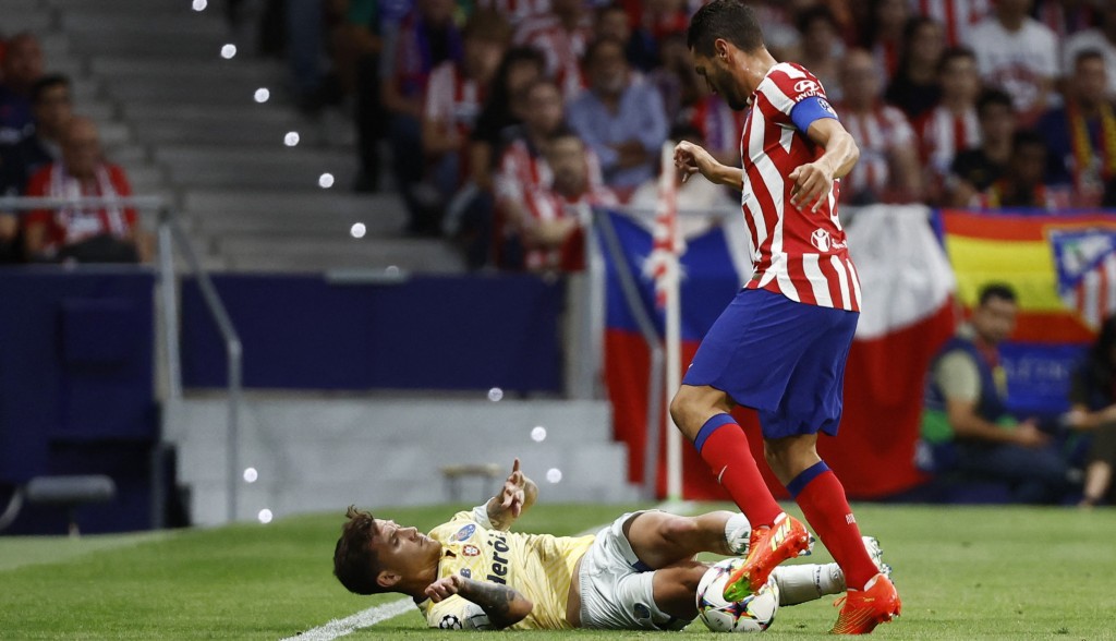 奧達維奧(躺地者)將要缺陣一個月。Reuters