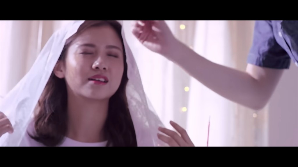楊偲泳於2015年演出王灝兒的歌曲《矛盾一生》MV出道。
