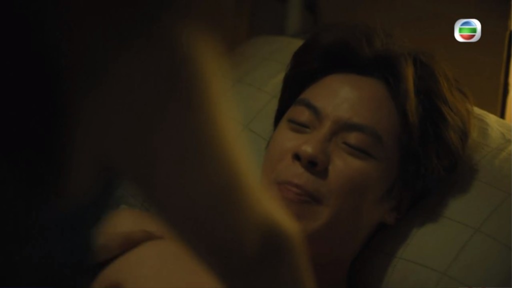 指阿峰當年帶女回房間尋開心。