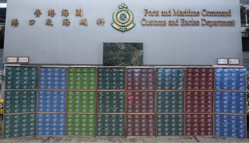 部分检获的怀疑走私另类吸烟产品。政府新闻处图片
