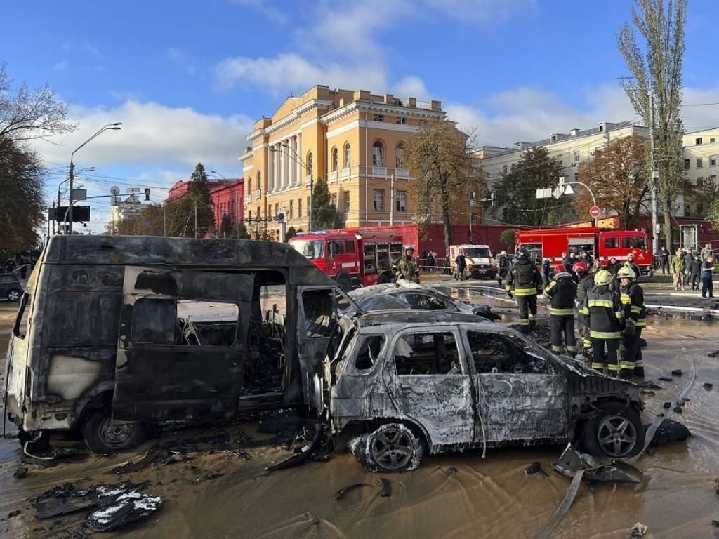 消防员到基辅传出爆炸声的现场进行救援。AP