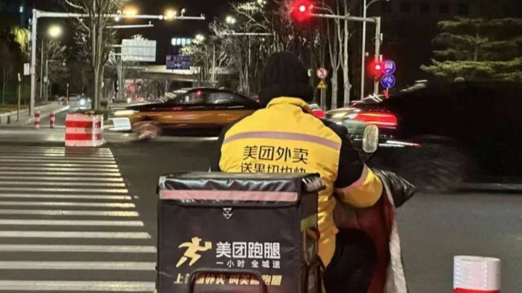 內地外賣騎手過剩，陷5人搶1單困局。