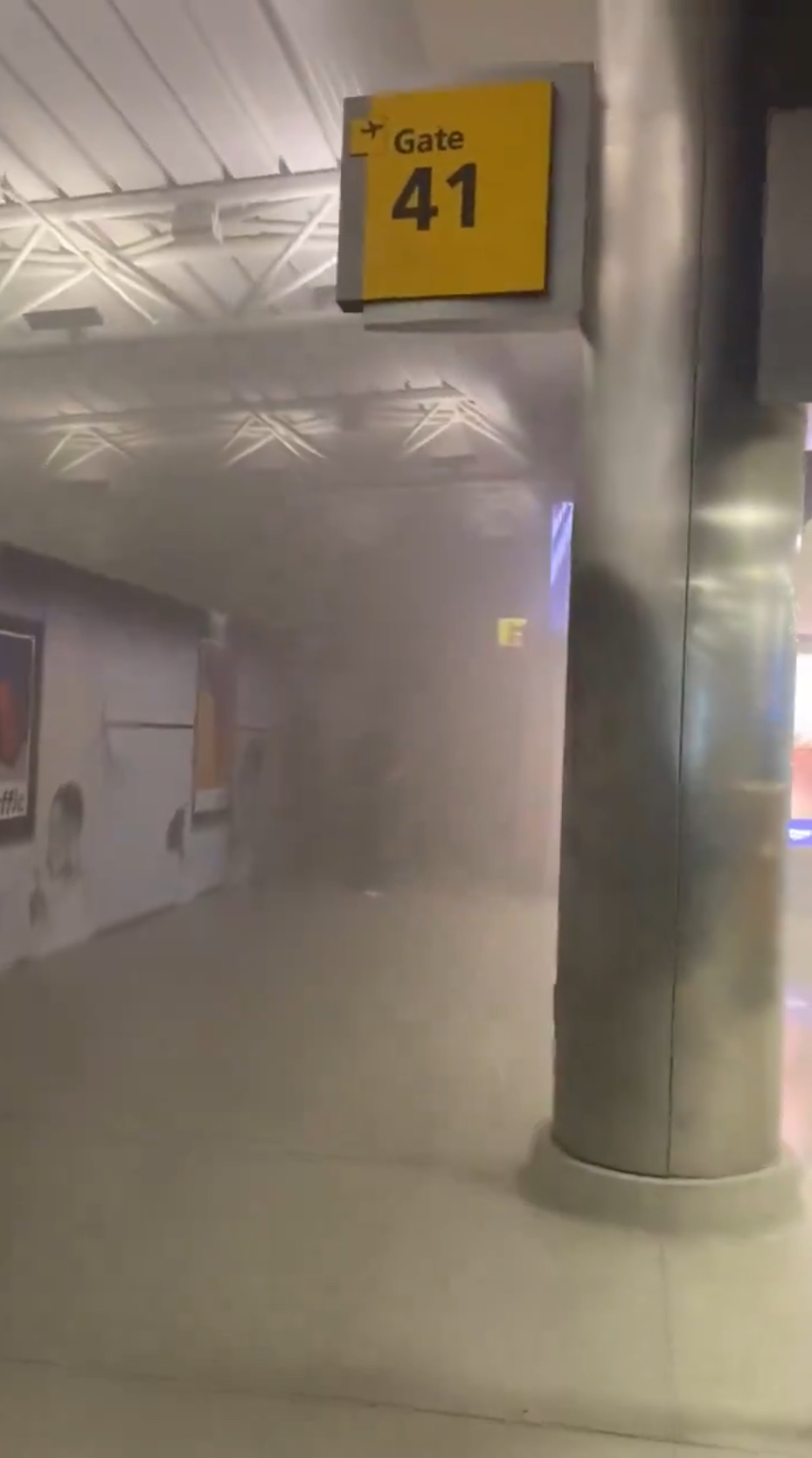 紐約甘迺迪國際機場（JFK airport）8號航廈一度煙霧瀰漫。 X
