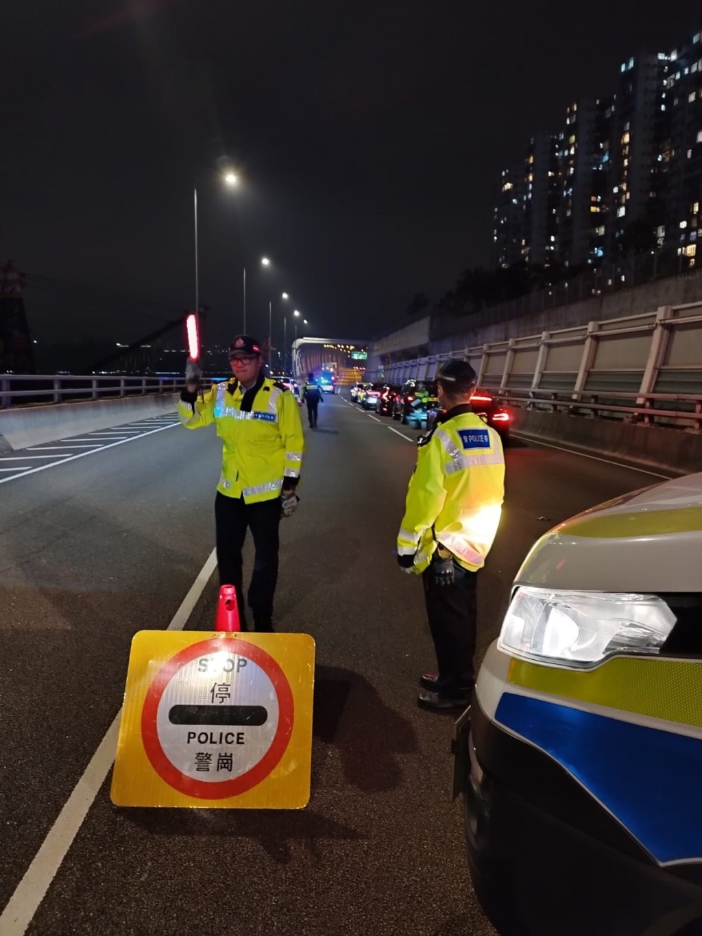 警方在港島區內主要幹道設置路障，截查823輛車輛，並向駕駛人士進行酒精呼氣測試。警方提供