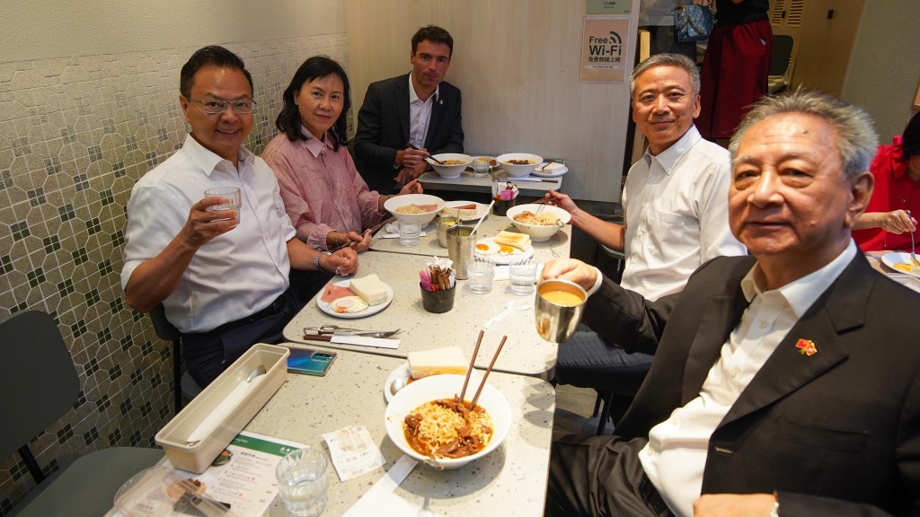 他們到訪有份提供慶回歸優惠的餐廳一起食早餐。陳美寶FB圖片 他們到訪有份提供慶回歸優惠的餐廳一起食早餐。陳美寶FB圖片