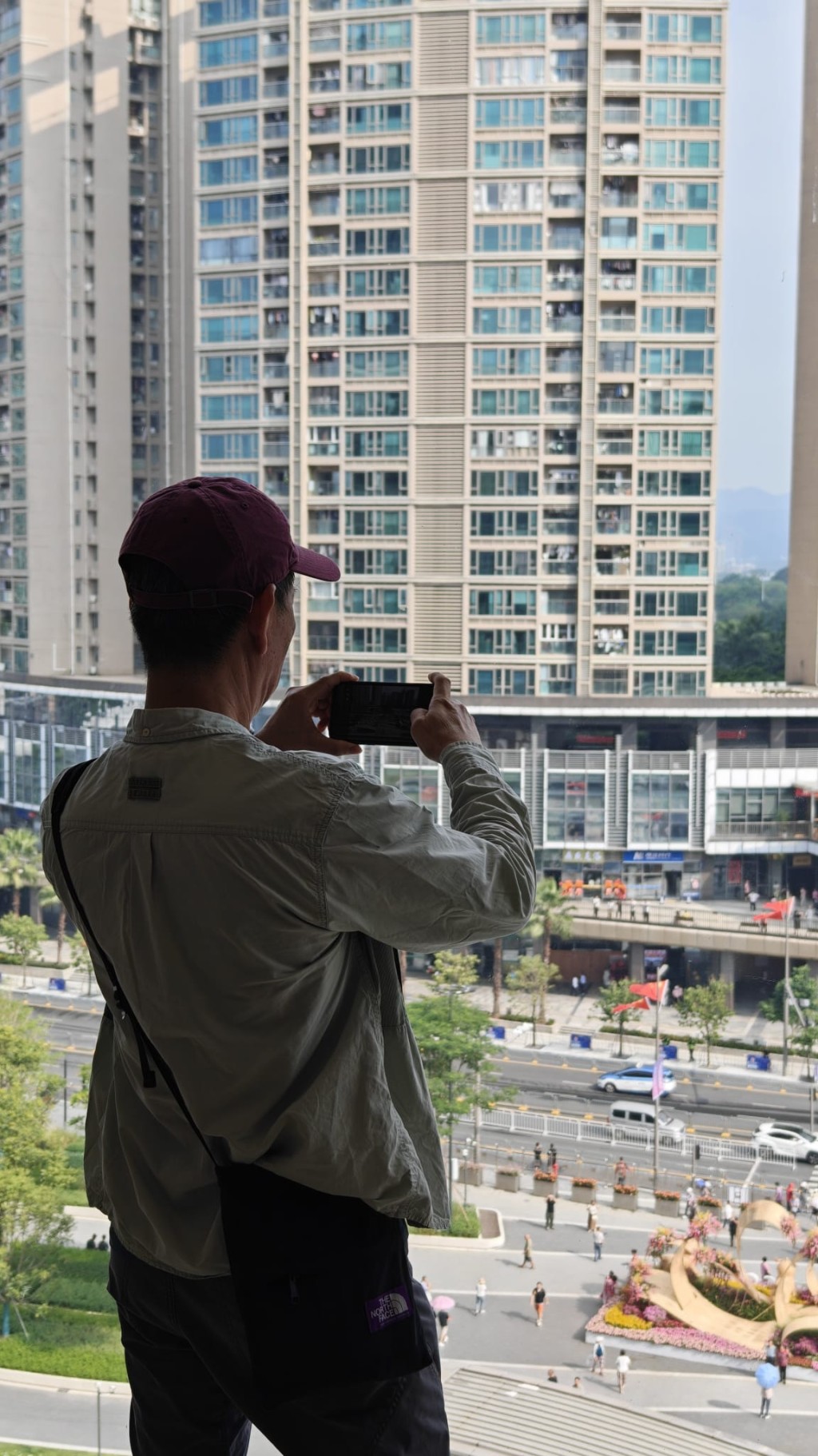 不少南下旅客在玻璃幕牆前打卡拍照。周正豪攝 不少南下旅客在玻璃幕牆前打卡拍照。周正豪攝