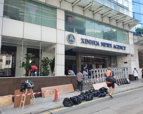 工作人員在灣仔的新華社亞太總分社辦公大樓進行清理工作。
