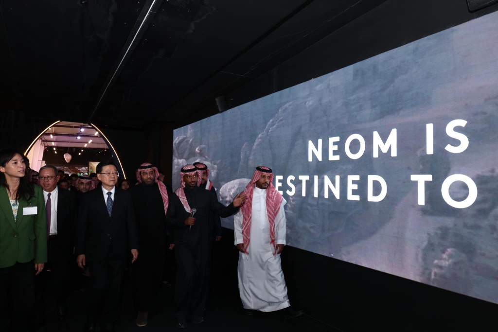 李家超與沙地阿拉伯主權財富基金公共投資基金(PIF) 副主席Turqi A. Al-Nowaiser會面，並進行參觀活動。李家超fb