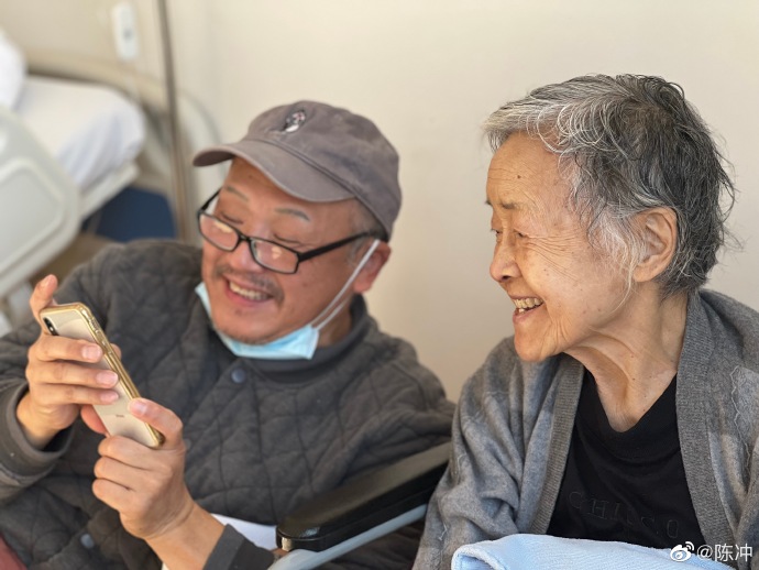 陈冲脑海里都是对母亲的回忆。 陈冲脑海里都是对母亲的回忆。