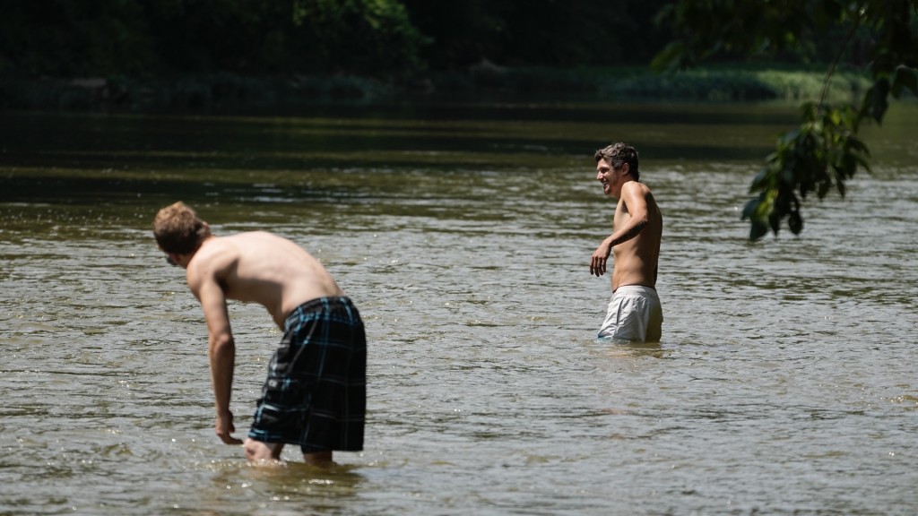 在田纳西州纳什维尔，民众走入哈珀斯河消暑降温。 美联社