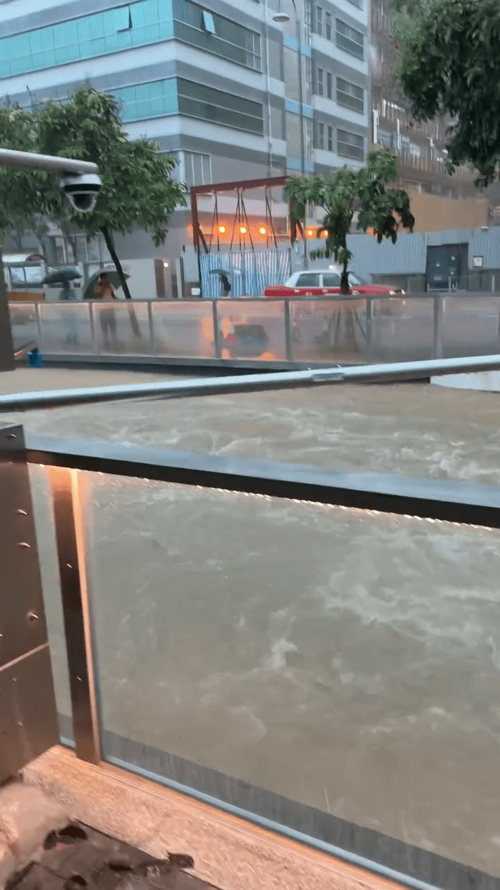 河面水流滾滾 河面水流滾滾