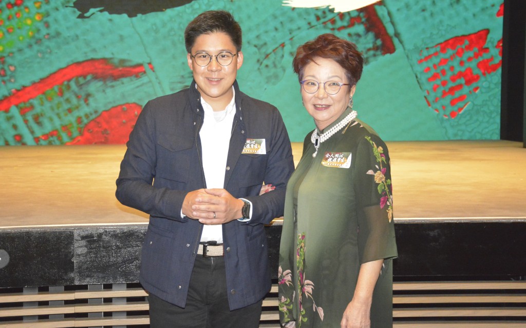 霍啟剛和鄧拱璧今日出席「仝人同心 抗疫重生 網上籌款粵曲演唱會」支持粵劇界。