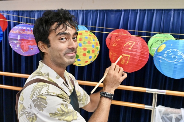 去年經高端人才通行證計劃從英國來港的生物醫學博士Mahir指，燈籠工作坊加深他對中秋節的了解。政府新聞網圖片