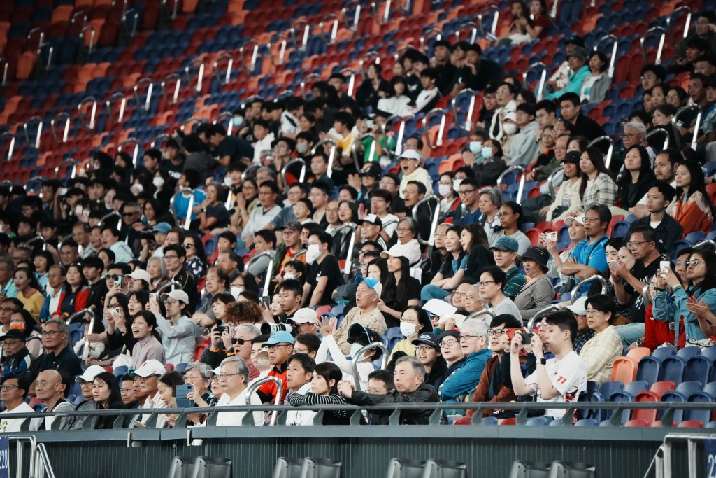 賽事吸引不少市民入場支持港隊。