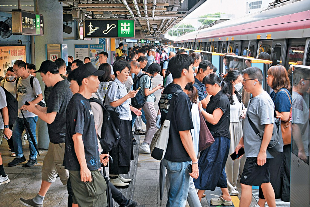 天文台改發三號波後，上班族紛趕到港鐵站準備返工。