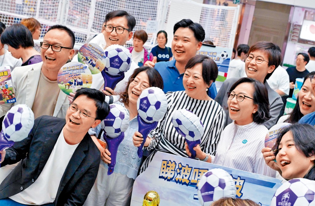 民政及青年事務局局長麥美娟（前排右二）昨日出席抗賭足球同樂日，與平和基金諮詢委員會主席陸海（前排右三）及其他嘉賓合照。