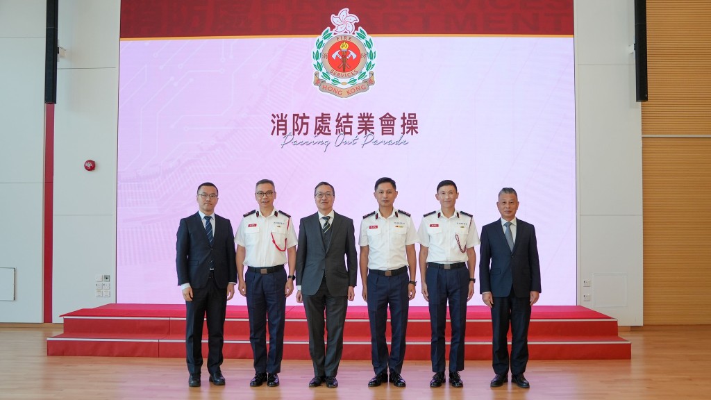 林定國（左三）與消防處處長楊恩健（左四）等人合照。林定國fb