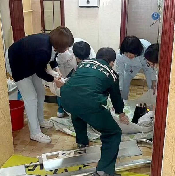 医务人员紧急救治女子。众览新闻