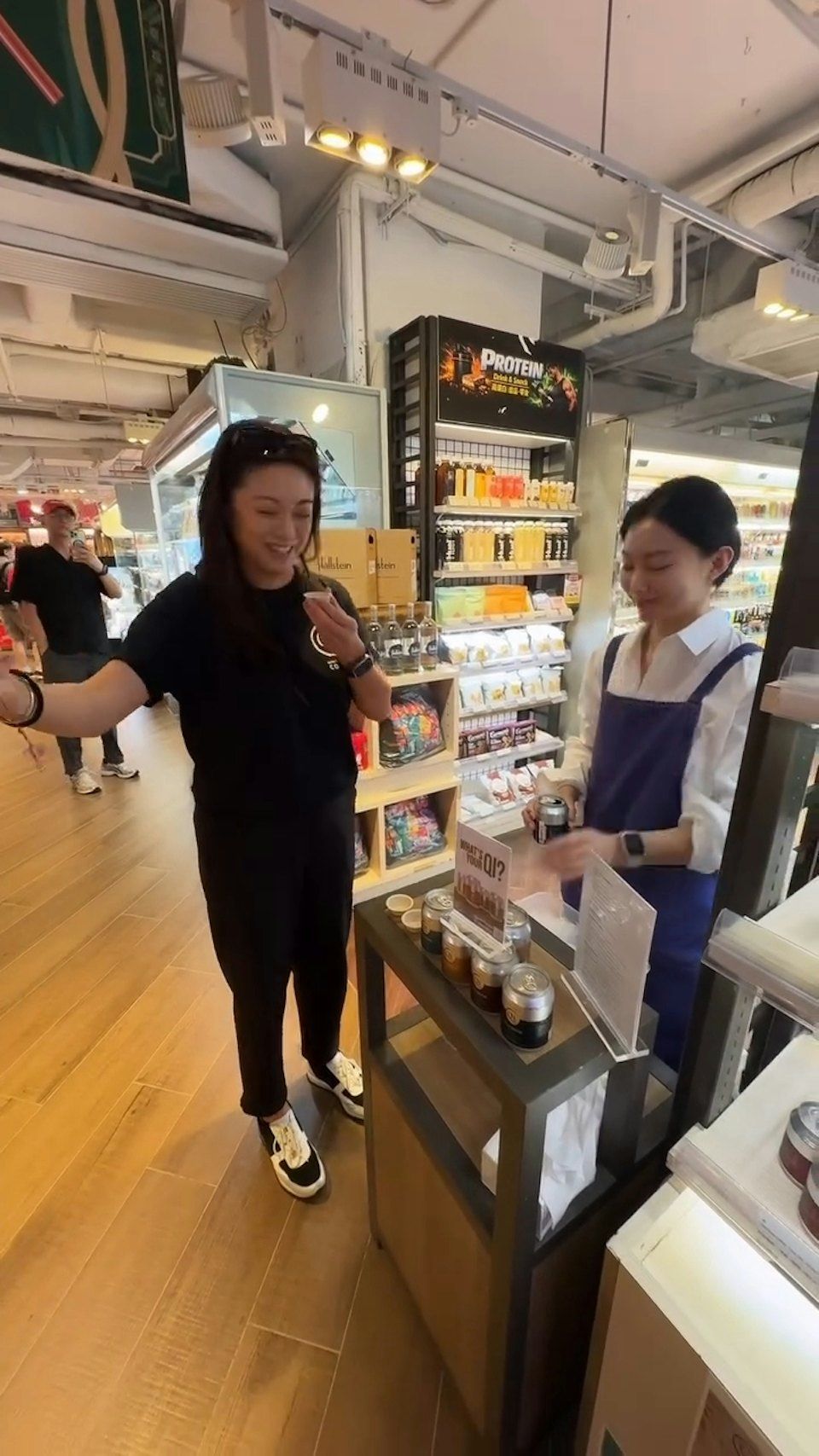 廖碧兒日前默認戀呂禮章,近日為工作拍片,可見身後的呂禮章陪伴女友工作。 廖碧兒日前默認戀呂禮章,近日為工作拍片,可見身後的呂禮章陪伴女友工作。