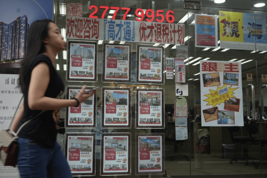 截至上月底，各項人才入境計劃共接獲近50萬份申請，當中33萬宗已獲批，近22萬人才攜同家人抵港，數目遠超3年合共引入10.5萬名人才的目標。