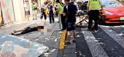 上海有路人被店舖的玻璃窗壓死。微博
