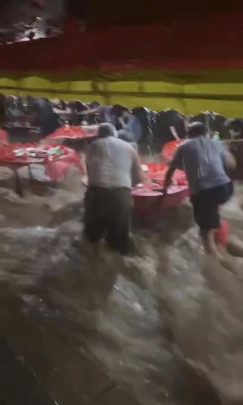 山西婚宴遇暴雨秒變「流水席」。微博@河北報哥 山西婚宴遇暴雨秒變「流水席」。微博@河北報哥