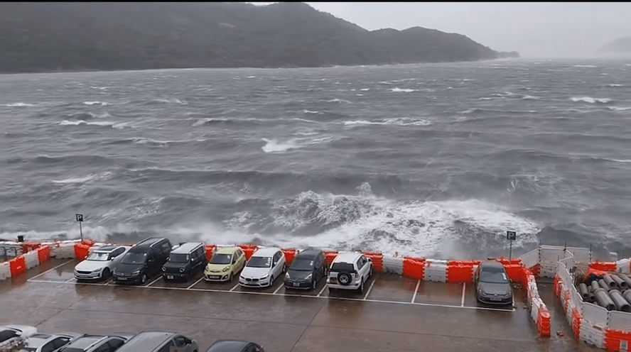 梅窩碼頭對開海面湧起白頭浪 梅窩碼頭對開海面湧起白頭浪
