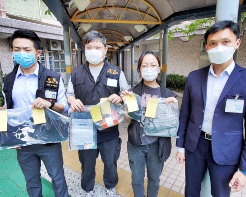警方展示檢獲的證物。右一為莫子威。