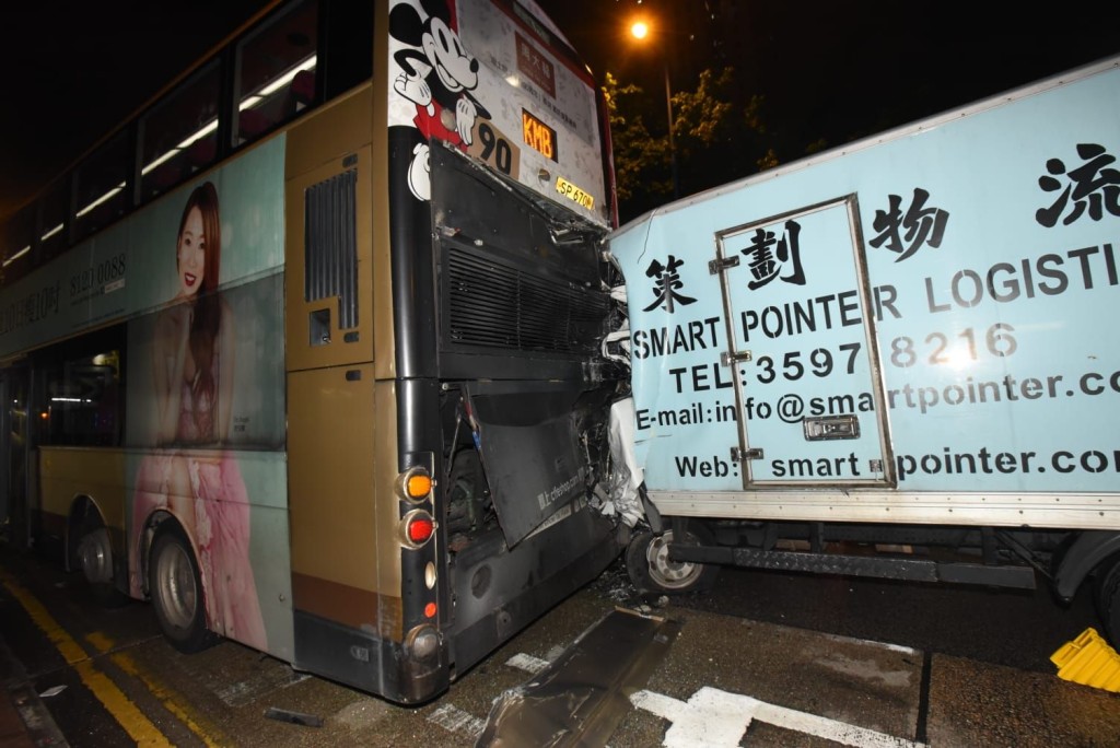貨車與巴士相撞。