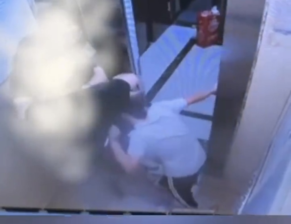 湖南11歲女孩遭陌生醉酒男暴力撕扯頭髮。微博@清寧日月v