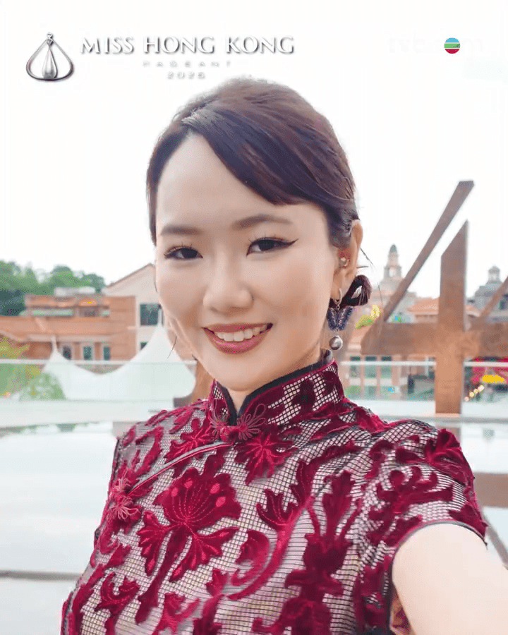 李澄晴穿上紅色旗袍,盡顯古典東方美。 李澄晴穿上紅色旗袍,盡顯古典東方美。