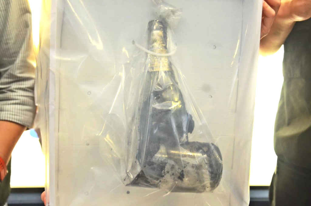 警方展示涉案玻璃樽。