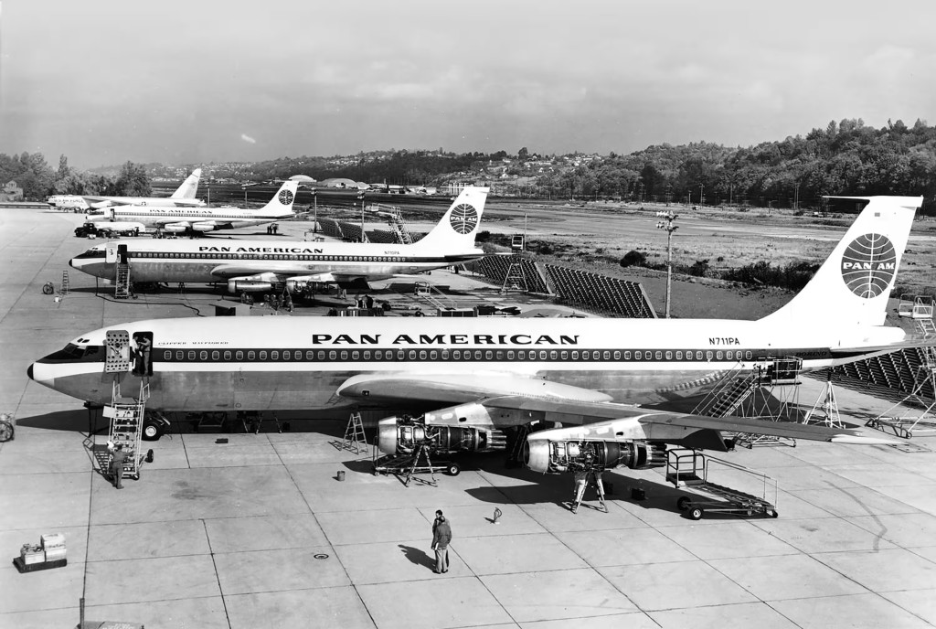 1955年,Rolex與泛美航空(Pan Am Airlines)合作,為當時國際航空進入長途飛行的發展而開發了GMT-Master。 1955年,Rolex與泛美航空(Pan Am Airlines)合作,為當時國際航空進入長途飛行的發展而開發了GMT-Master。