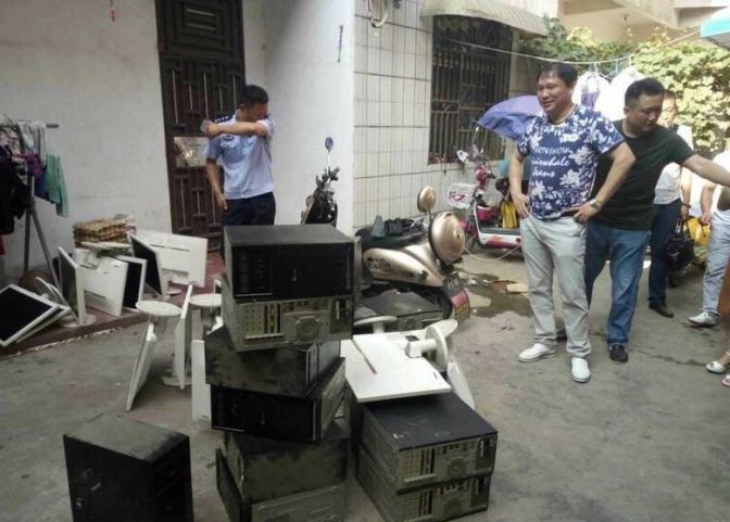 民警將網吧的電腦等充公。