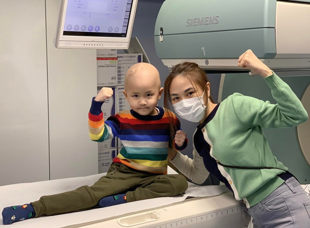 媽媽曾帶Sheldon遠赴西班牙求醫,惜未能控制病情。(圖片來源:Facebook@神母小戰士Sheldon) 媽媽曾帶Sheldon遠赴西班牙求醫,惜未能控制病情。(圖片來源:Facebook@神母小戰士Sheldon)
