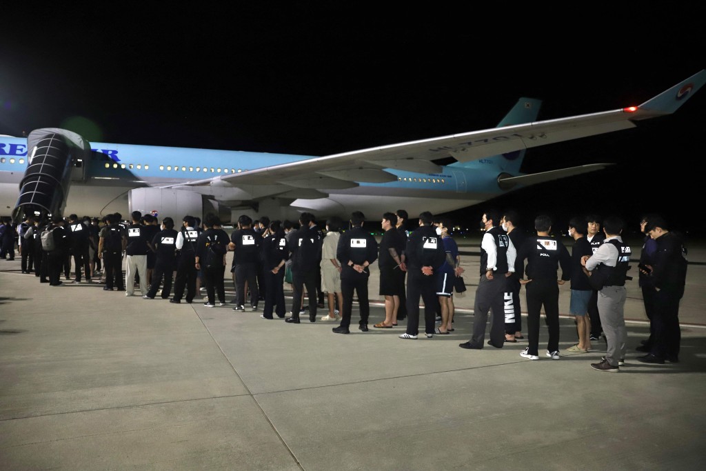 共64名嫌犯由南韓包機押解返國。法新社 共64名嫌犯由南韓包機押解返國。法新社