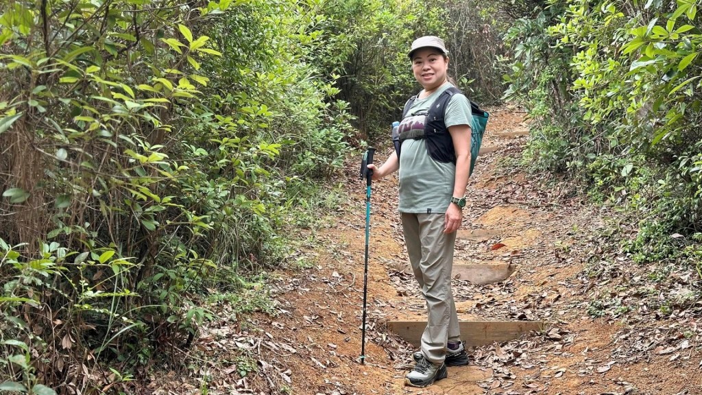 羅淑佩穿上一身綠色行山裝束，今早率先體驗「四山」旅遊。羅淑佩fb