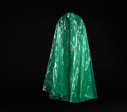 《无中生有——香港电影美术及服装造型展》，缪骞人于《倾城之恋》（1984）中穿著的绿色胶雨衣。